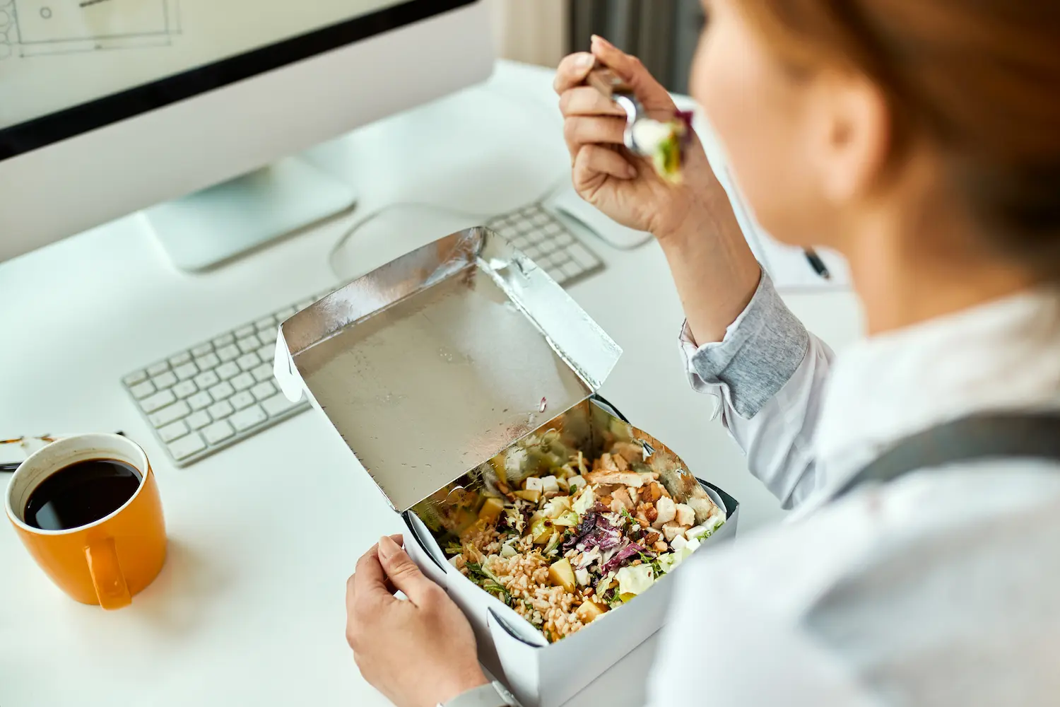 The Ultimate Desk-Friendly Nutrition Guide: What to Eat for Energy, Focus, and Better Workdays thumbnail